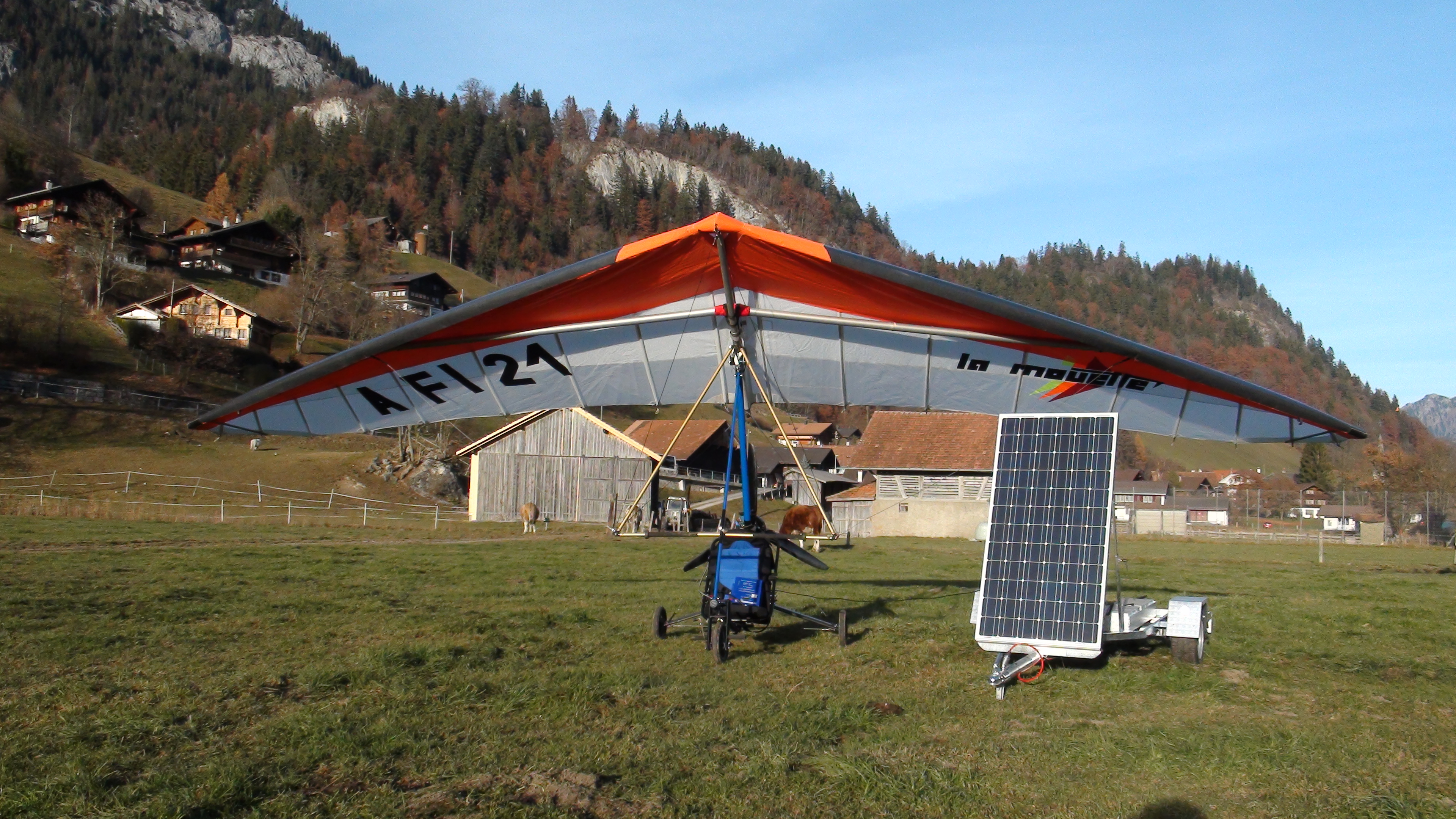 Elektrotrike mit Anhänger zur Wiederaufladung der Batterien